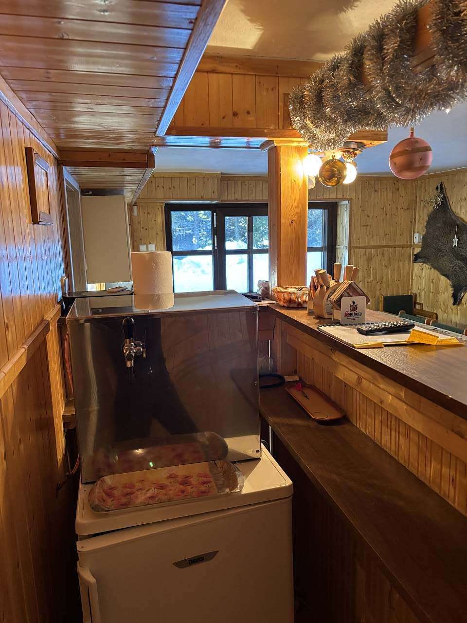 Pípa na pivo u dřevěného baru v hospůdce
